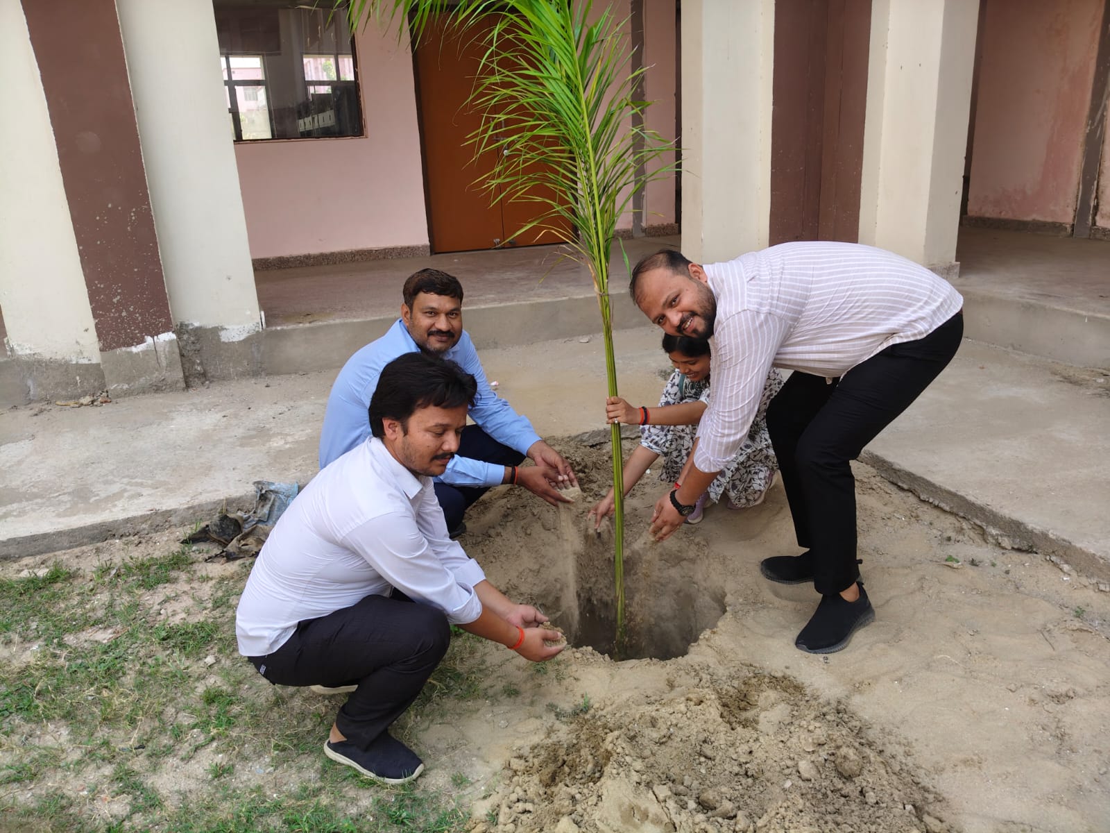 भारत रत्न बाबासाहब भीमराव अंबेडकर राजकीय इंजीनियरिंग कॉलेज प्रतापगढ़ में दिनांक 19.06.2026 को सेवा भी, संस्कार भी और सम्मान भी अभियान (5-21 जून 2026) के अंतर्गत संस्थान परिसर में वृक्षारोपण का कार्यक्रम संपन्न हुआ। संस्थान परिसर में उपलब्ध सिविल इंजीनियरिंग एवं इलेक्ट्रिकल इंजीनियरिंग के संयुक्त ब्लाक परिसर तथा मेकेनिकल इंजीनियरिंग एवं कम्प्यूटर साइंस और इंजीनियरिग के संयुक्त ब्लाक परिसर में अशोक, पाम, गुलमोहर, कदम्ब इत्यादि के वृक्षों का रोपण किया गया। वृक्षारोपण के इस कार्यक्रम में निदेशक सहित समस्त शिक्षकों एवं कर्मचारियों द्वारा हर्षोल्लास के साथ प्रतिभाग किया गया। संस्थान द्वारा पर्यावरण संरक्षण हेतु अपनी प्रतिबद्धता के निर्वहन हेतु 'एक पेड़ मां के नाम' अभियान के तहत अपनी माँ और मातृभूमि के प्रति सम्मान व्यक्त करते हुए पौधे लगाए जा रहे हैं। वृक्षारोपण का यह अभियान संस्थान में लगातार संचालित रहेगा।