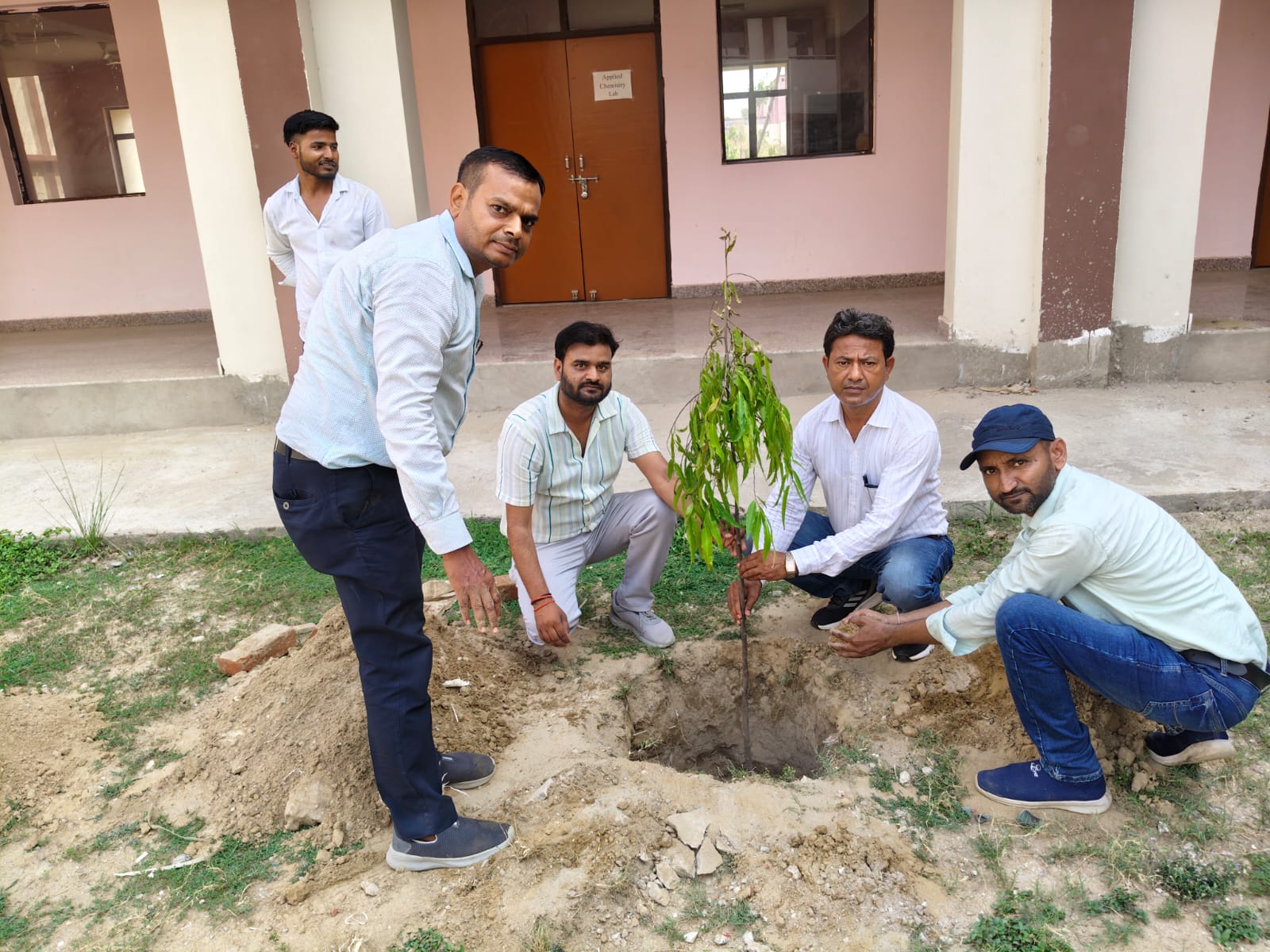भारत रत्न बाबासाहब भीमराव अंबेडकर राजकीय इंजीनियरिंग कॉलेज प्रतापगढ़ में दिनांक 19.06.2026 को सेवा भी, संस्कार भी और सम्मान भी अभियान (5-21 जून 2026) के अंतर्गत संस्थान परिसर में वृक्षारोपण का कार्यक्रम संपन्न हुआ। संस्थान परिसर में उपलब्ध सिविल इंजीनियरिंग एवं इलेक्ट्रिकल इंजीनियरिंग के संयुक्त ब्लाक परिसर तथा मेकेनिकल इंजीनियरिंग एवं कम्प्यूटर साइंस और इंजीनियरिग के संयुक्त ब्लाक परिसर में अशोक, पाम, गुलमोहर, कदम्ब इत्यादि के वृक्षों का रोपण किया गया। वृक्षारोपण के इस कार्यक्रम में निदेशक सहित समस्त शिक्षकों एवं कर्मचारियों द्वारा हर्षोल्लास के साथ प्रतिभाग किया गया। संस्थान द्वारा पर्यावरण संरक्षण हेतु अपनी प्रतिबद्धता के निर्वहन हेतु 'एक पेड़ मां के नाम' अभियान के तहत अपनी माँ और मातृभूमि के प्रति सम्मान व्यक्त करते हुए पौधे लगाए जा रहे हैं। वृक्षारोपण का यह अभियान संस्थान में लगातार संचालित रहेगा।