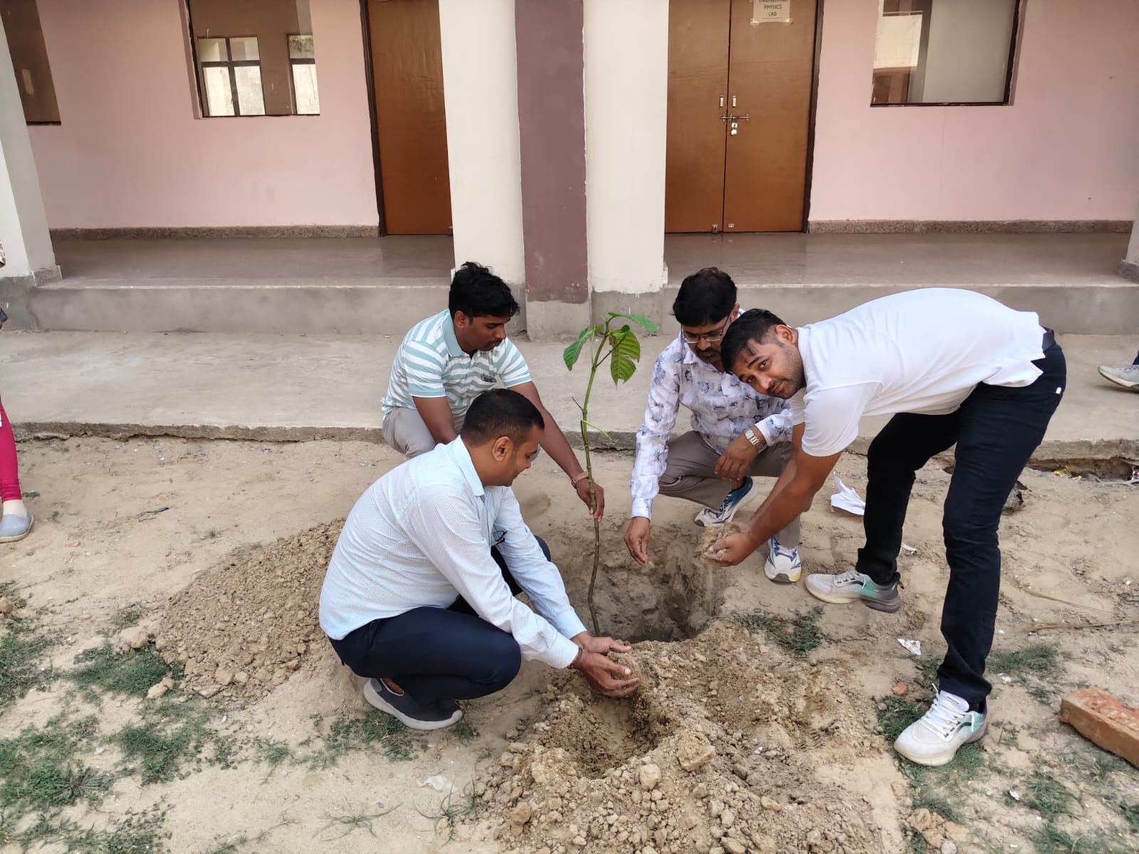 भारत रत्न बाबासाहब भीमराव अंबेडकर राजकीय इंजीनियरिंग कॉलेज प्रतापगढ़ में दिनांक 19.06.2026 को सेवा भी, संस्कार भी और सम्मान भी अभियान (5-21 जून 2026) के अंतर्गत संस्थान परिसर में वृक्षारोपण का कार्यक्रम संपन्न हुआ। संस्थान परिसर में उपलब्ध सिविल इंजीनियरिंग एवं इलेक्ट्रिकल इंजीनियरिंग के संयुक्त ब्लाक परिसर तथा मेकेनिकल इंजीनियरिंग एवं कम्प्यूटर साइंस और इंजीनियरिग के संयुक्त ब्लाक परिसर में अशोक, पाम, गुलमोहर, कदम्ब इत्यादि के वृक्षों का रोपण किया गया। वृक्षारोपण के इस कार्यक्रम में निदेशक सहित समस्त शिक्षकों एवं कर्मचारियों द्वारा हर्षोल्लास के साथ प्रतिभाग किया गया। संस्थान द्वारा पर्यावरण संरक्षण हेतु अपनी प्रतिबद्धता के निर्वहन हेतु 'एक पेड़ मां के नाम' अभियान के तहत अपनी माँ और मातृभूमि के प्रति सम्मान व्यक्त करते हुए पौधे लगाए जा रहे हैं। वृक्षारोपण का यह अभियान संस्थान में लगातार संचालित रहेगा।