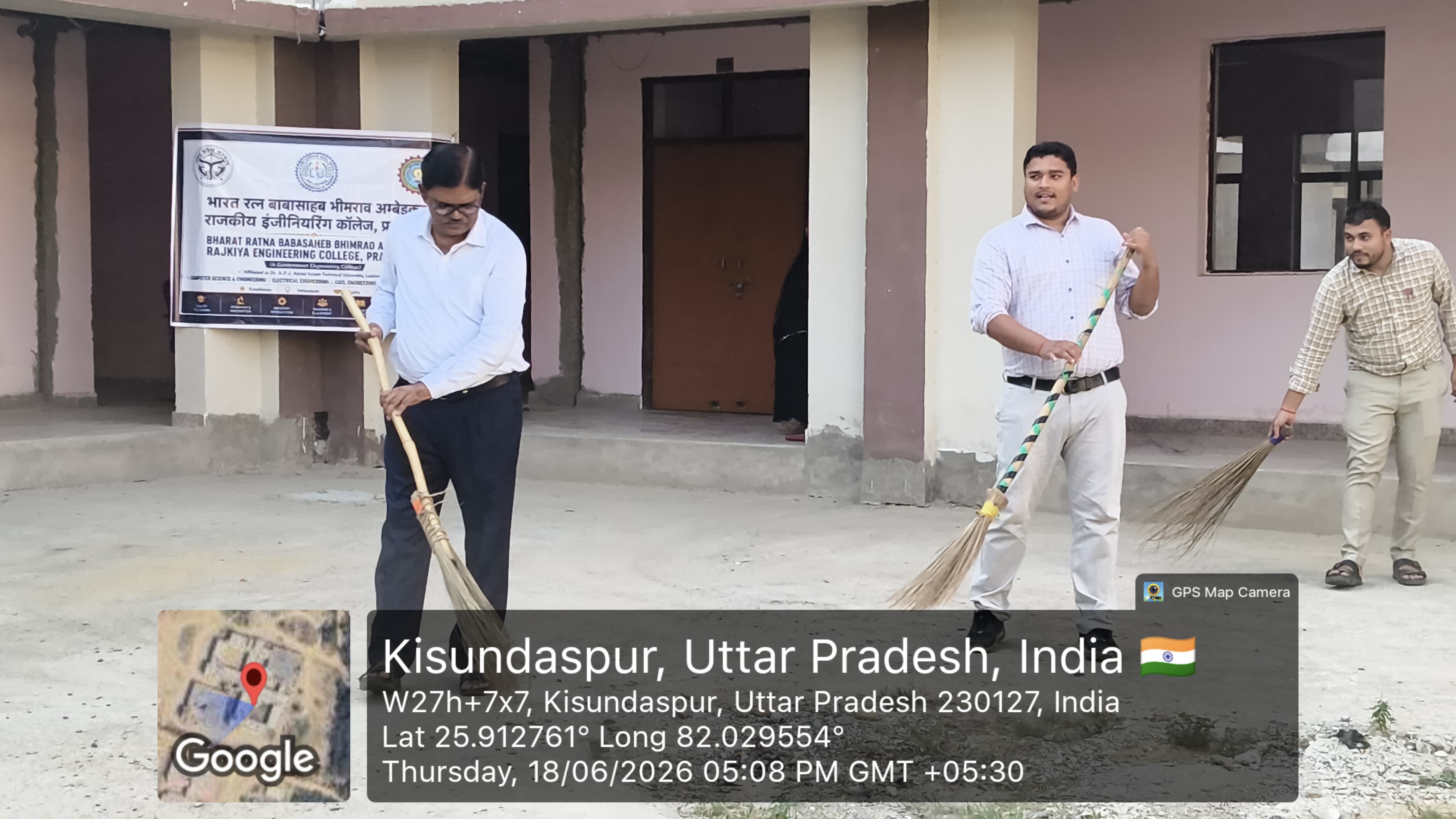 राज्यपाल सचिवालय के निर्देशों के क्रम में कल दिनांक: 18.06.2026, दिन बृहस्पतिवार को सांय 5 से 6 बजे तक भारत रत्न बाबासाहेब भीमराव अंबेडकर राजकीय इंजीनियरिंग कॉलेज प्रतापगढ़ में स्वच्छता अभियान चलाया गया। स्वच्छता का यह अभियान प्रत्येक सप्ताह दिन बृहस्पतिवार सांय 5 से 6:00 बजे तक निरंतर जारी रहेगा।