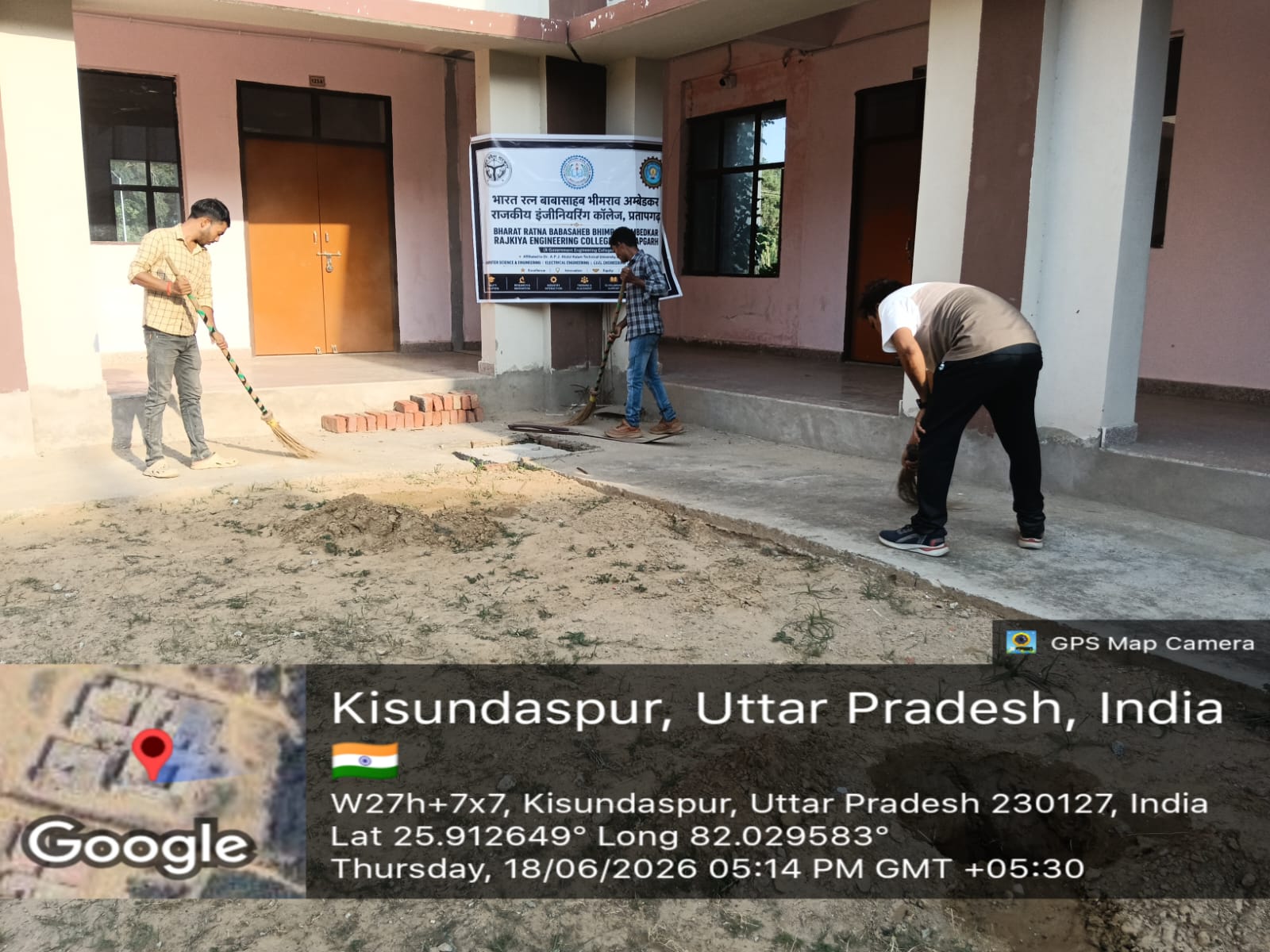 राज्यपाल सचिवालय के निर्देशों के क्रम में कल दिनांक: 18.06.2026, दिन बृहस्पतिवार को सांय 5 से 6 बजे तक भारत रत्न बाबासाहेब भीमराव अंबेडकर राजकीय इंजीनियरिंग कॉलेज प्रतापगढ़ में स्वच्छता अभियान चलाया गया। स्वच्छता का यह अभियान प्रत्येक सप्ताह दिन बृहस्पतिवार सांय 5 से 6:00 बजे तक निरंतर जारी रहेगा।