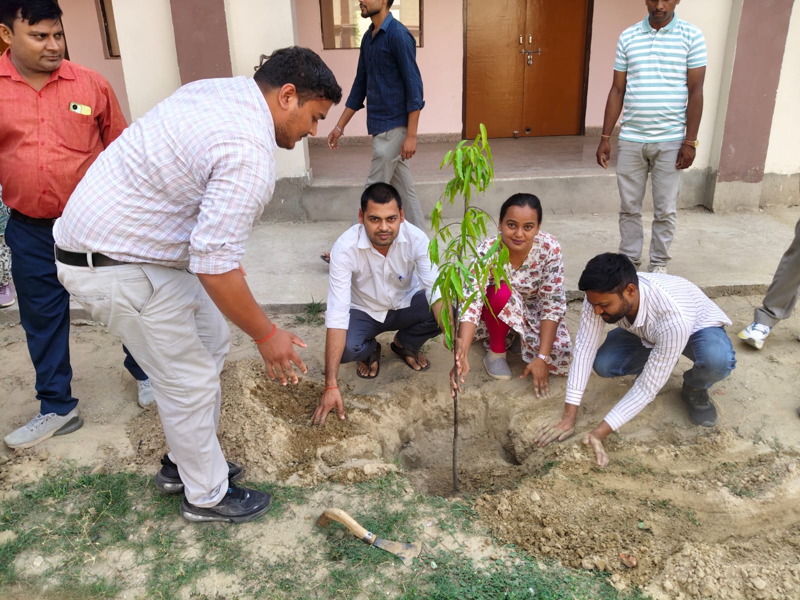 भारत रत्न बाबासाहब भीमराव अंबेडकर राजकीय इंजीनियरिंग कॉलेज प्रतापगढ़ में दिनांक 19.06.2026 को सेवा भी, संस्कार भी और सम्मान भी अभियान (5-21 जून 2026) के अंतर्गत संस्थान परिसर में वृक्षारोपण का कार्यक्रम संपन्न हुआ। संस्थान परिसर में उपलब्ध सिविल इंजीनियरिंग एवं इलेक्ट्रिकल इंजीनियरिंग के संयुक्त ब्लाक परिसर तथा मेकेनिकल इंजीनियरिंग एवं कम्प्यूटर साइंस और इंजीनियरिग के संयुक्त ब्लाक परिसर में अशोक, पाम, गुलमोहर, कदम्ब इत्यादि के वृक्षों का रोपण किया गया। वृक्षारोपण के इस कार्यक्रम में निदेशक सहित समस्त शिक्षकों एवं कर्मचारियों द्वारा हर्षोल्लास के साथ प्रतिभाग किया गया। संस्थान द्वारा पर्यावरण संरक्षण हेतु अपनी प्रतिबद्धता के निर्वहन हेतु 'एक पेड़ मां के नाम' अभियान के तहत अपनी माँ और मातृभूमि के प्रति सम्मान व्यक्त करते हुए पौधे लगाए जा रहे हैं। वृक्षारोपण का यह अभियान संस्थान में लगातार संचालित रहेगा।